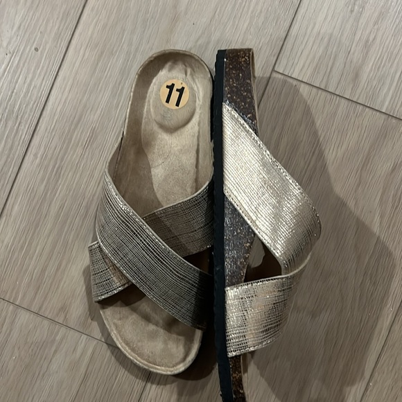 Western Cheif ladies cross sandals gold - Picture 2 of 3